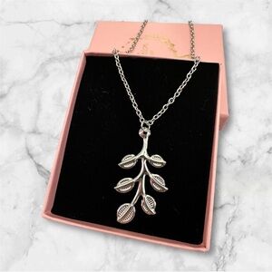 🍃🍃NIB Silver Leaf Necklace